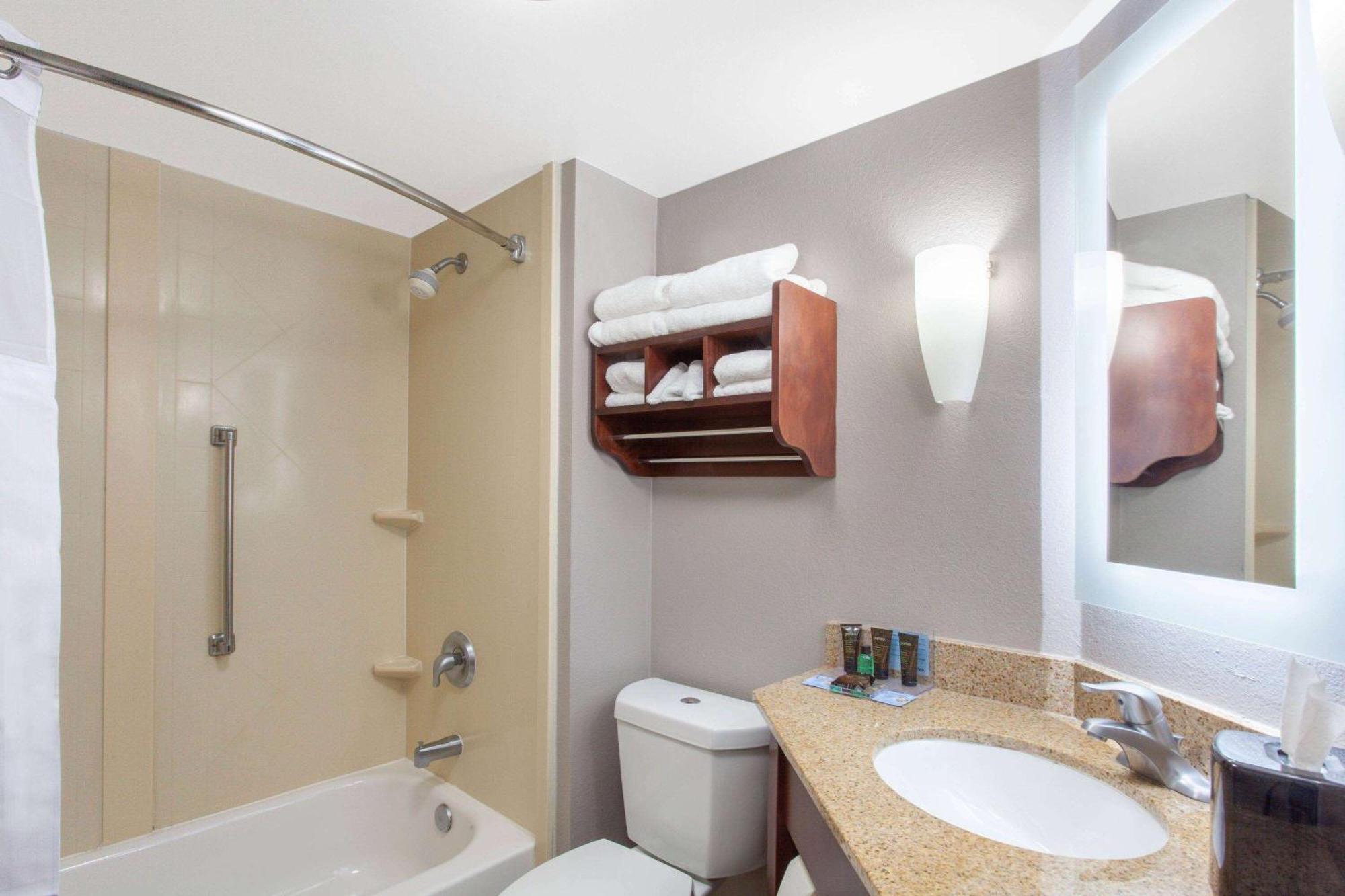 Wingate By Wyndham Charleston Coliseum Hotel North Charleston Bagian luar foto
